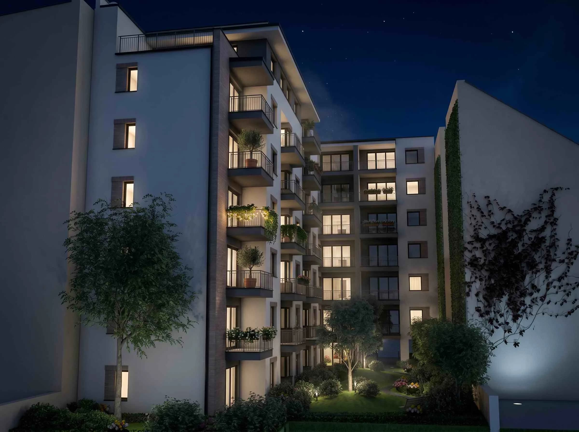 A NOVA CITY belső kertje este, kivilágított ablakokkal